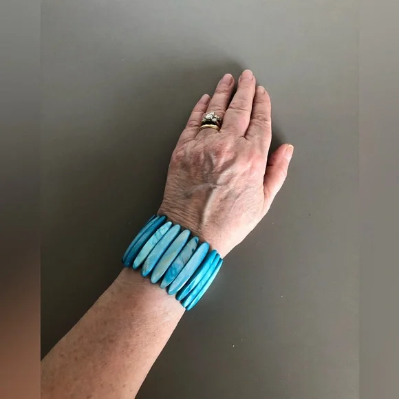 Shell cuff bracelet - Picture 3 of 5